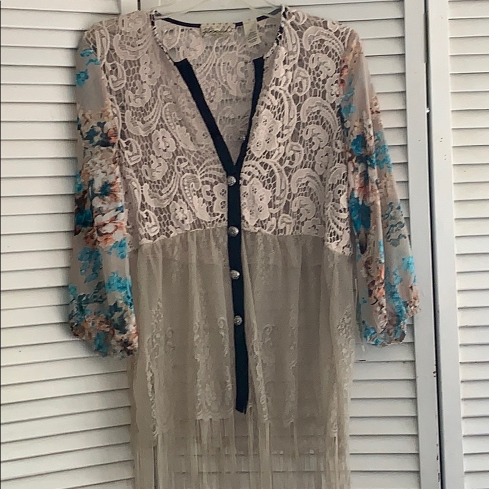 Gimmicks. Boho top. Large.